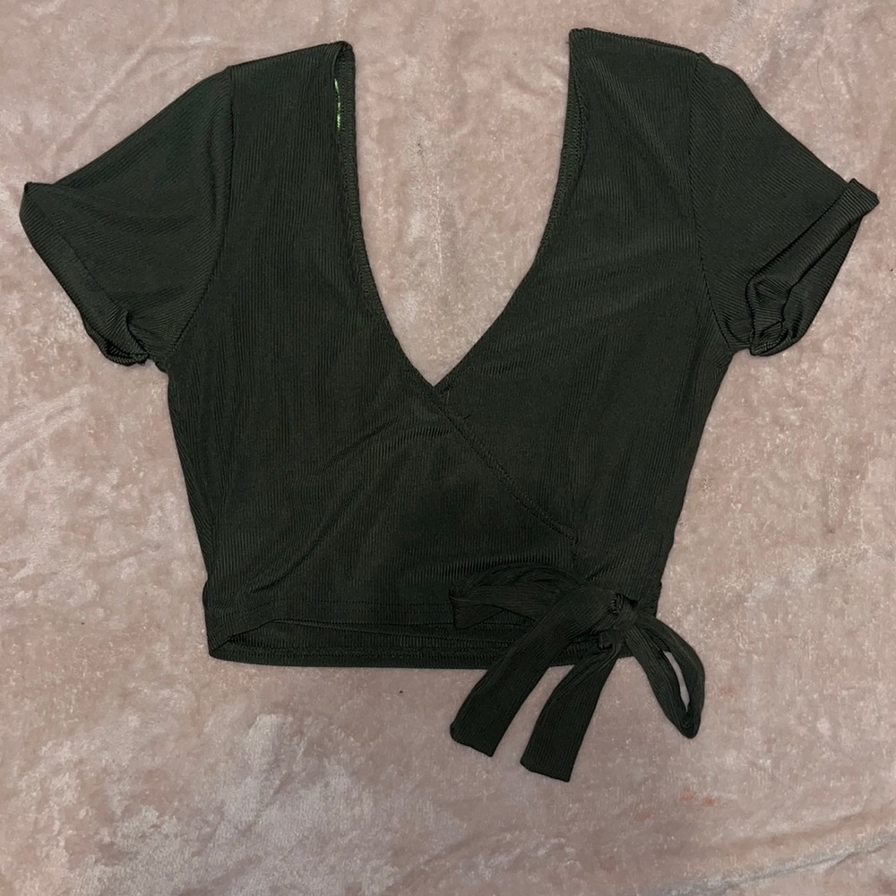 Olive green V-neck tie up crop top!